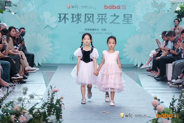 (图3)童模选手们在wfc中庭演绎充满创意的时尚大秀(2).jpg (图3)童模选手们在wfc中庭演绎充满创意的时尚大秀(2).jpg