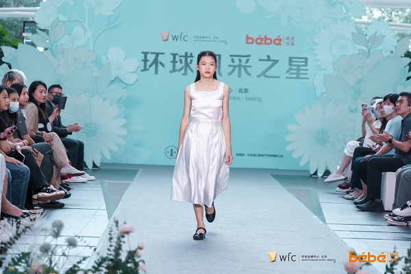 (图3)童模选手们在wfc中庭演绎充满创意的时尚大秀(4).jpg (图3)童模选手们在wfc中庭演绎充满创意的时尚大秀(4).jpg
