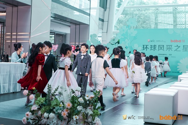 (图3)童模选手们在wfc中庭演绎充满创意的时尚大秀(1).jpg (图3)童模选手们在wfc中庭演绎充满创意的时尚大秀(1).jpg