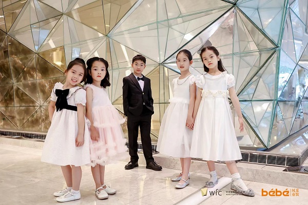 (图5)童模选手们在wfc水晶墙前展示品牌服装.jpg (图5)童模选手们在wfc水晶墙前展示品牌服装.jpg